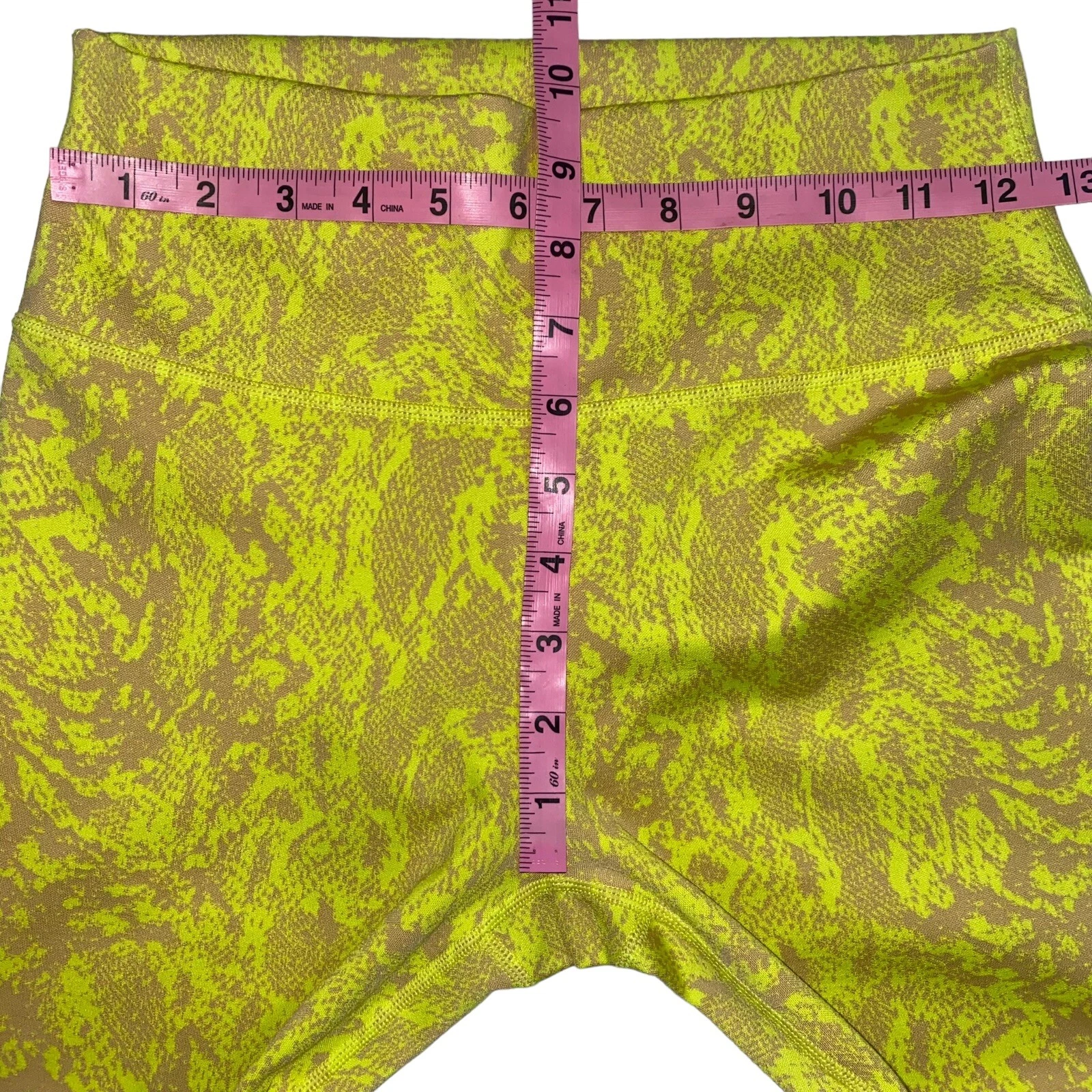 sweaty-betty flatter me neon camel snake jacquard 7/8 leggings