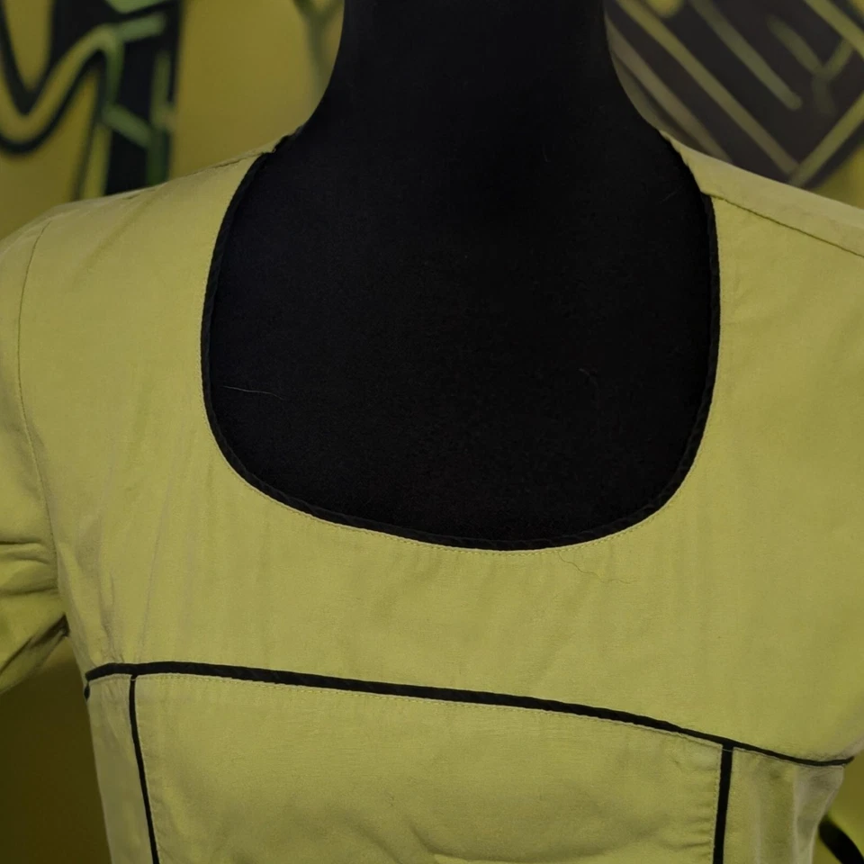 Blusa Médica Baby Phat para Mujer Talla S Verde Lima y Negra Elástica Espalda Ajustada Foto 2 de 4