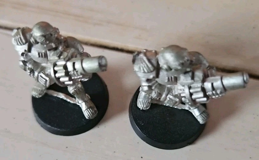2 Piece Warhammer 40k Necromunda -Adeptus Arbites Enforcer Grenade Launcher 1992 - Image 2 of 4