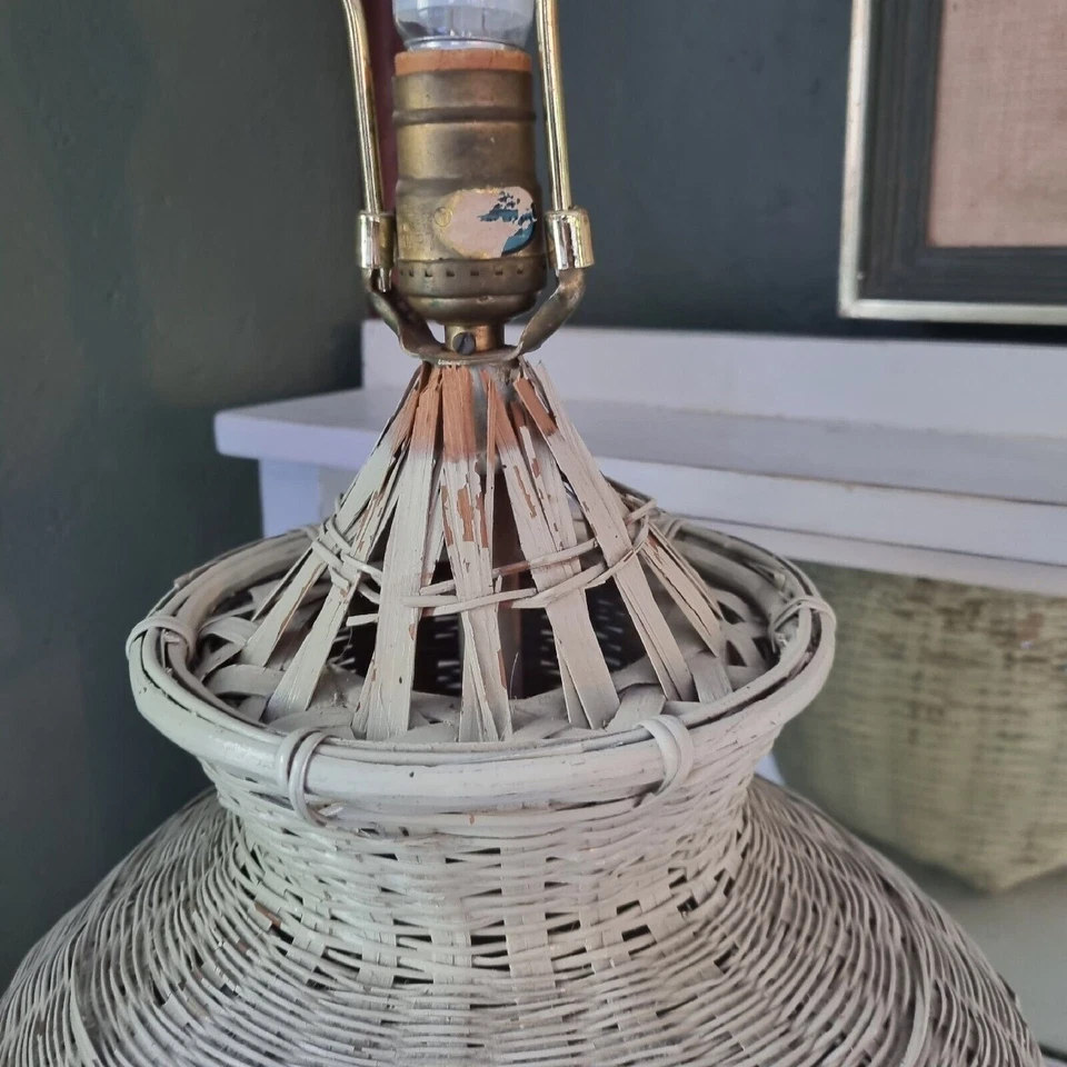 Lámpara de mesa de mimbre de colección base cabaña elegante blanco lavado luz boho pintada tejida Foto 2 de 4