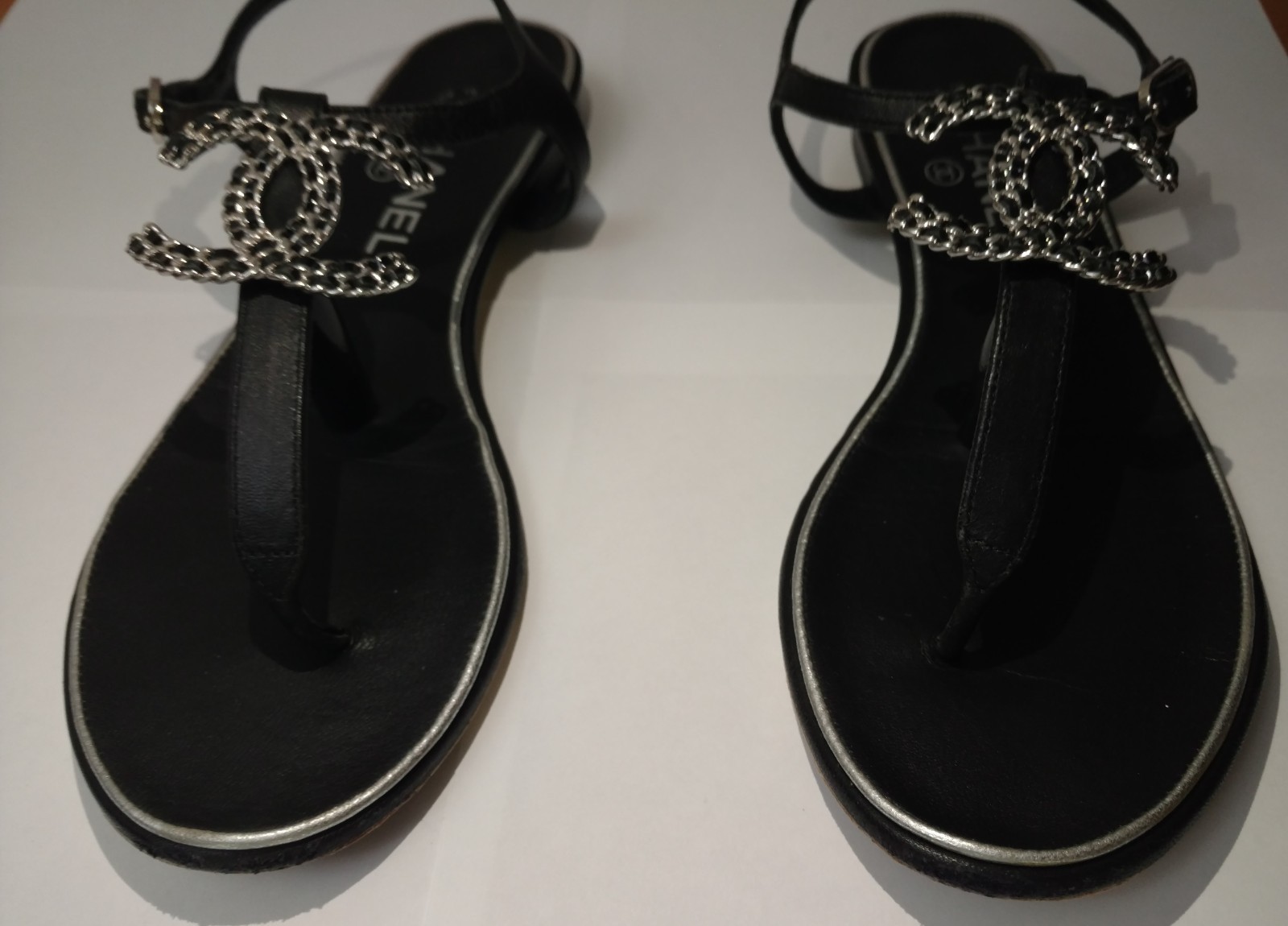 Chanel Black EU 39 Flat Leather Thong Sandals Logo Chain RARE thumbnail 3