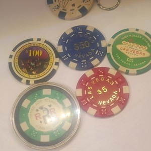Lot of 6 Las Vegas Nevada Casino Poker Chips $5 $25 $50 $100 + Keychain