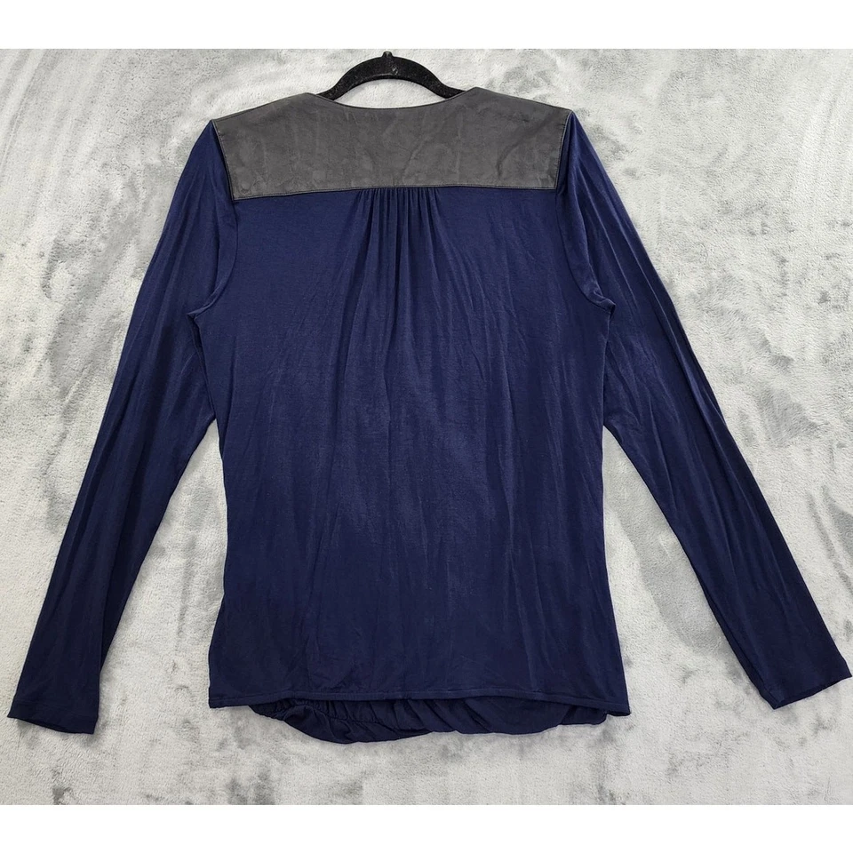 Blusa CAbi 953 Midnight In Paris luxo envoltório falso tamanho M azul preta elástica - Imagem 2 de 4