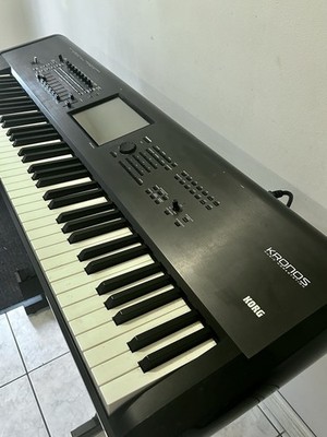   Korg Kronos Music Workstation Bundle w/ Stand & Case !!!