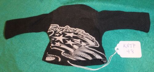 Black Long Sleeve TShirt with Flag Icon for Ken Barbie & GI Joe Dolls KNTP48 - Afbeelding 1 van 4