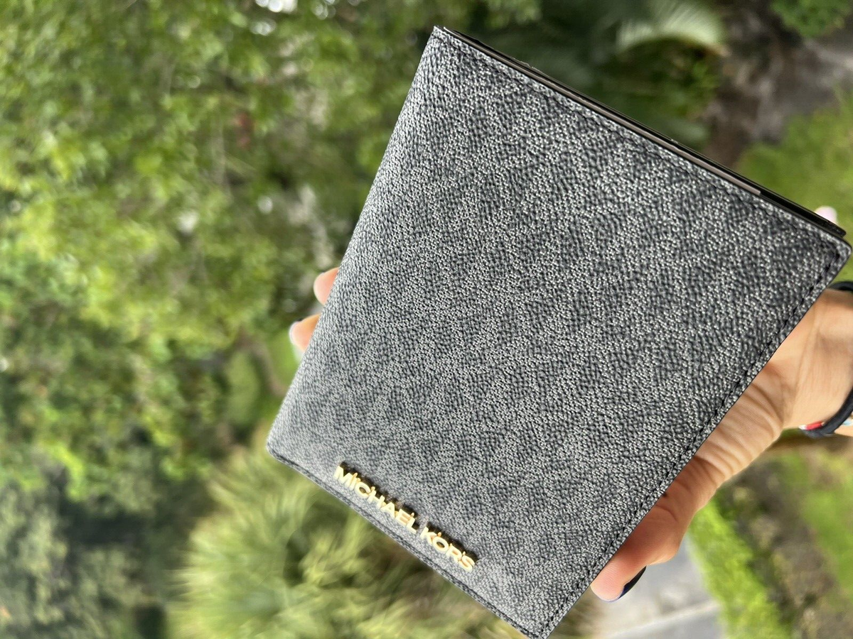 Michael Kors シグネチャー パスポートケース ブラック MICHAEL KORS MK SIGNATURE FASHION FLAT PASSPORT CASE HOLDER ID