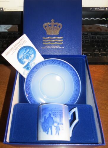 Royal Copenhagen 1/525 Blue Fluted Half Lace Teacups Royal Copenhagen 1/525 Blue Fluted Half Lace Teacups