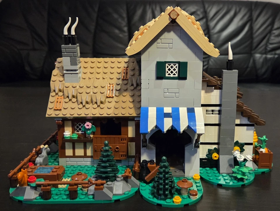LEGO Icons 10332 Medieval Town Square, Foto 4 von 5