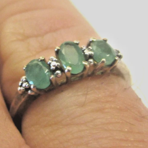 STERLING SILVER  VINTAGE 3 STONE EMERALD DRESS RING SIZE O