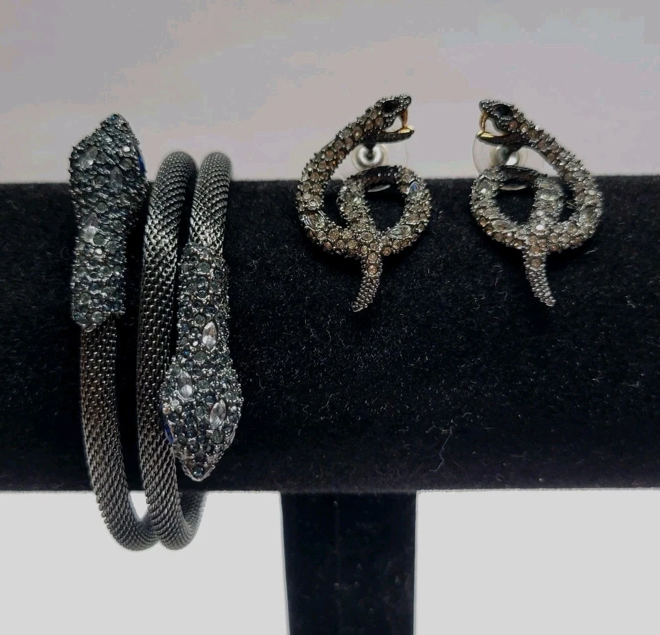 Pendientes serpiente enrollada con pavé de cristal azul/negro Alexis Bittar, pulsera a juego Foto 3 de 4