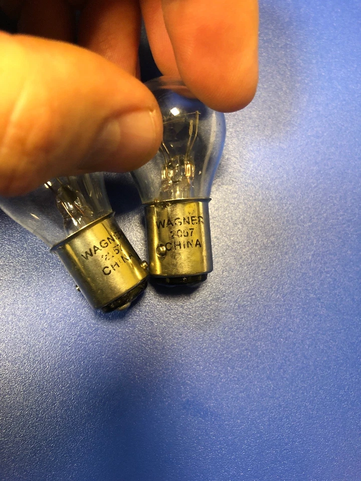 Wagner Lighting 2057 Clear Replacement Bulb, 12.8V, 2-Pack - Imagem 2 de 4