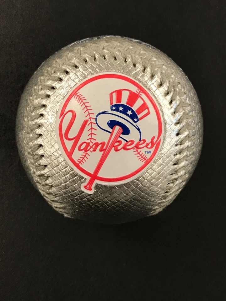 Rawlings LE MLB 2007 logotipo de los Yankees de Nueva York recuerdo plateado béisbol coleccionable Foto 3 de 4