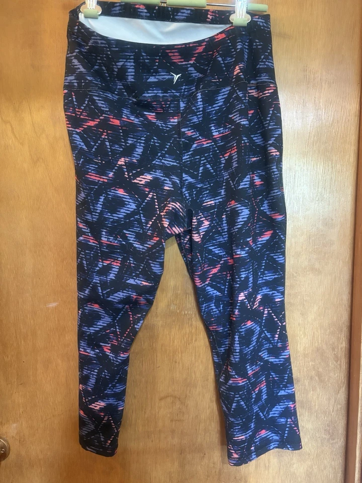 Old Navy Active Go-Dry Maternity activewear Capri Leggings Large Full panel  - Image 3 of 3