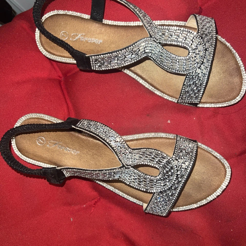 Sandalias de Tanga Beverly Feldman Estrás con Tacones de Gatito, Talla 7 Foto 2 de 4