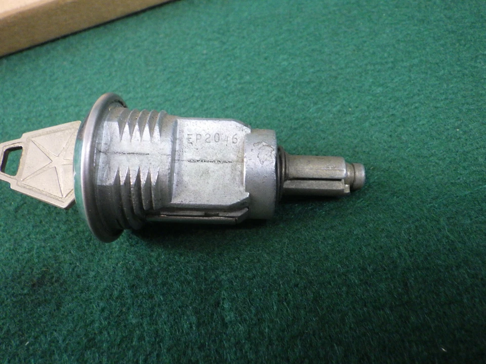 Nuevo de Lote Antiguo Chrysler puerta levadiza/cilindro de bloqueo de maletero con llave años 80 90 Lebaron Omni? 86 88 Foto 2 de 4