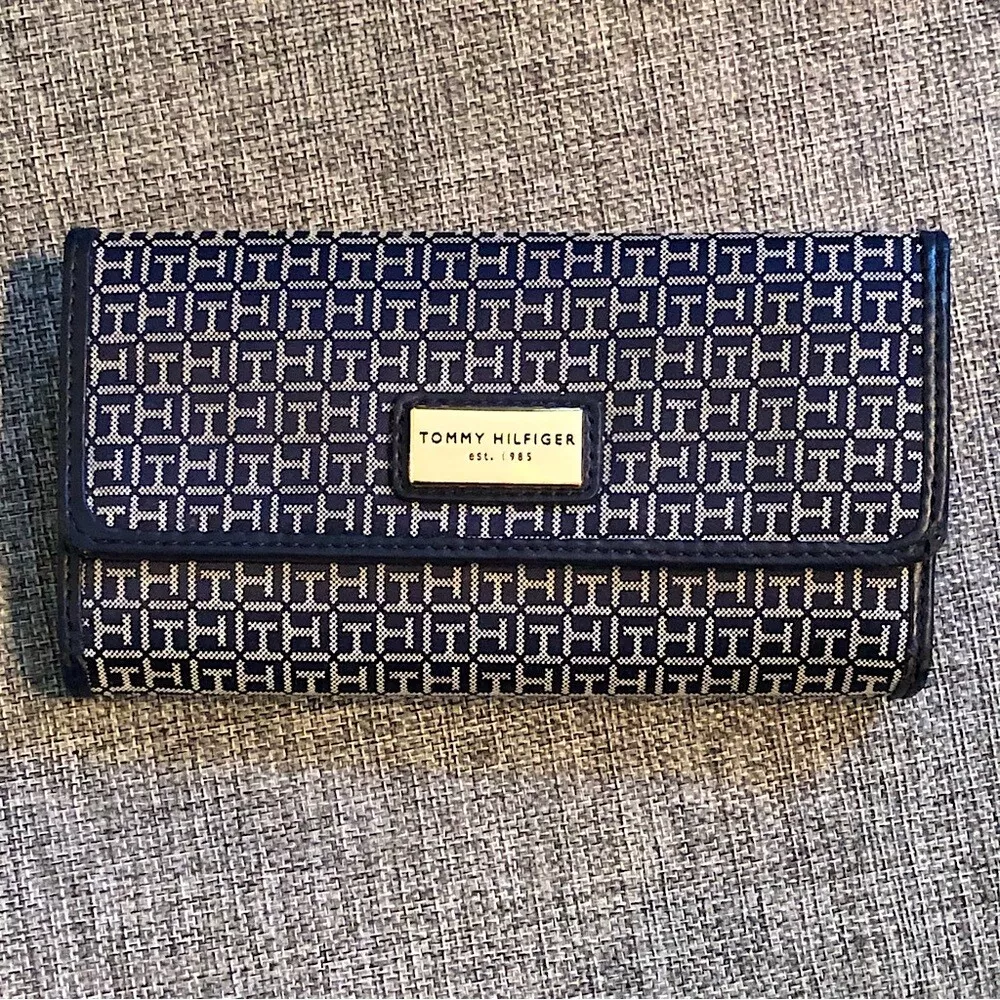 TOMMY HILFIGER Navy Blue Grey Trifold Wallet Credit Card Slots