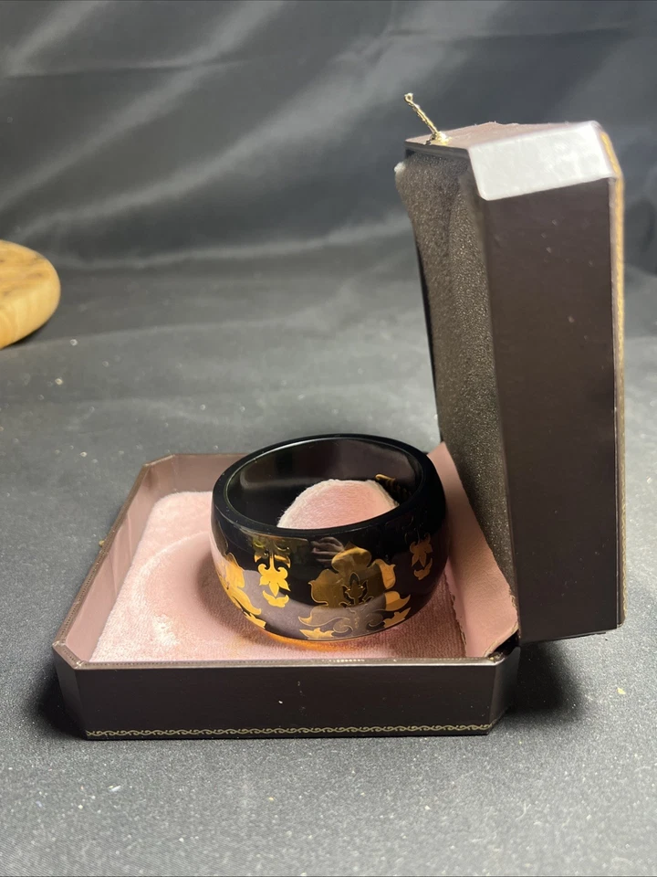 Brazalete Brazalete Vintage Juicy Couture - Lucite Flor Laminada Grueso Negro y Dorado Foto 3 de 4