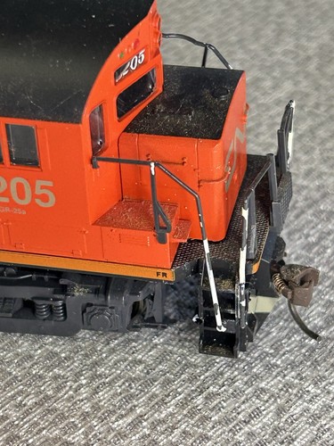 Atlas/Kato HO C424 Canadian National #3205 (Stripes) - Picture 10 of 15