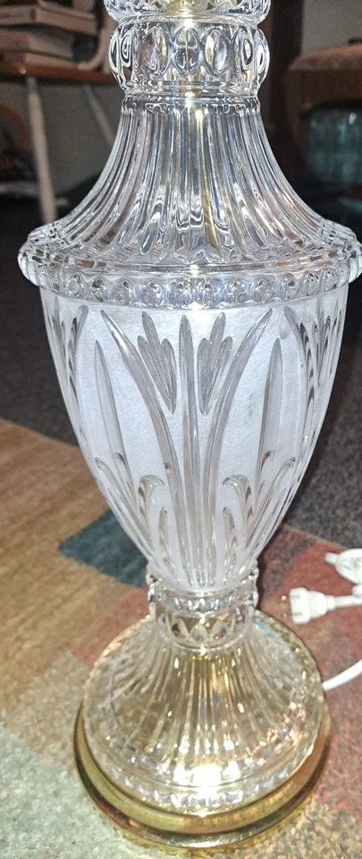 Lámpara de mesa vintage de vidrio de corte brillante de mediados de siglo transparente con base de latón 19" Foto 4 de 4