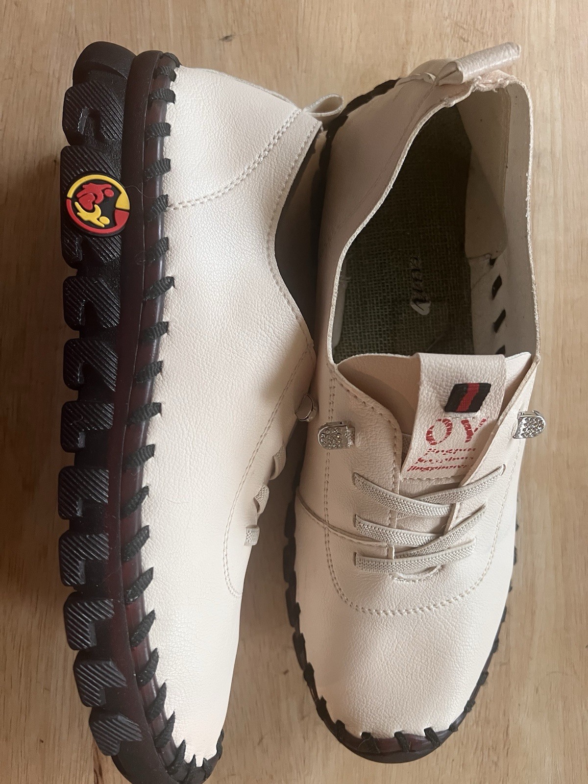 SAOLA OY Scarpe casual da donna beige con suola a strappo nera