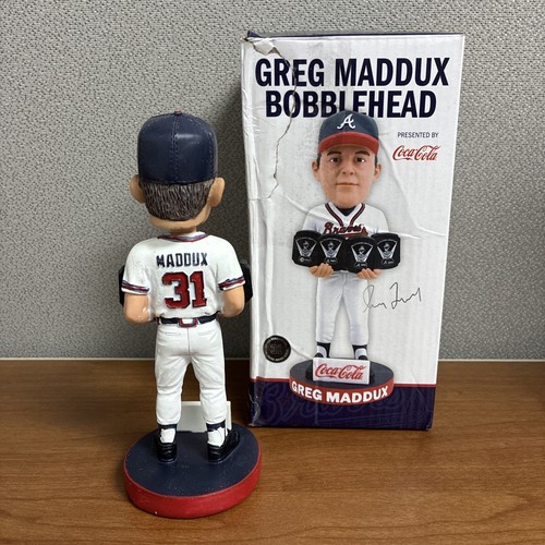 ⚾️ MLB ATLANTA BRAVES SGA 26/04/22 GREG MADDUX CY YOUNG AWARDS BOBBLEHEAD - NUOVO CON SCATOLA - Foto 3 di 9