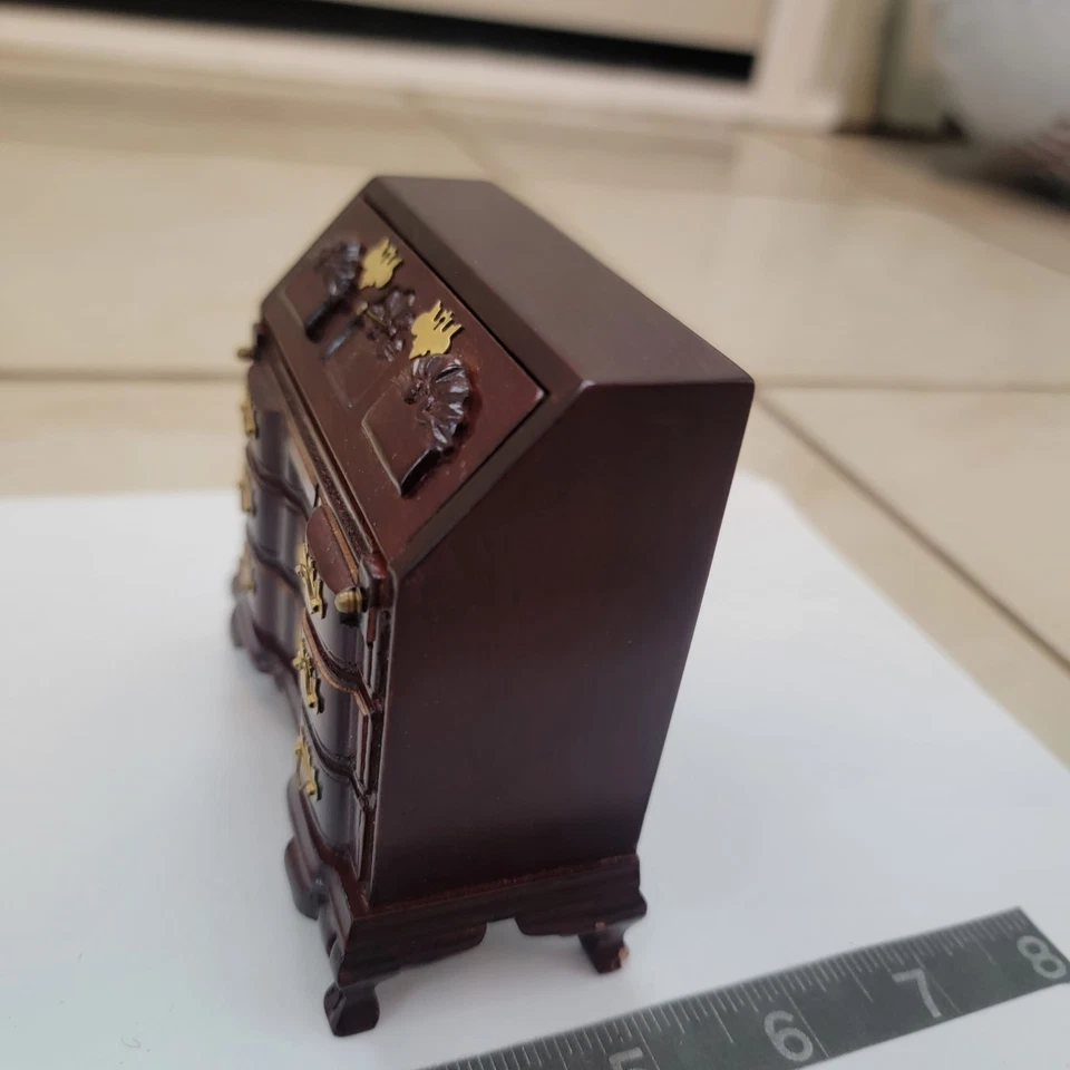 Secretária vintage com acabamento em mogno com gavetas removíveis e ferragens de latão - Imagem 2 de 4