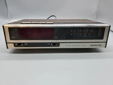 Vintage Soundesign AM FM Clock Alarm Radio Wood Grain Auto Dimmer