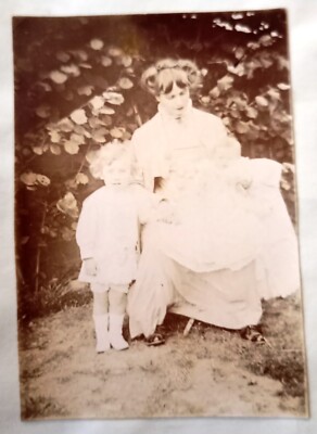 AZ467 Foto um 1910 Mama und Kinder im Garten