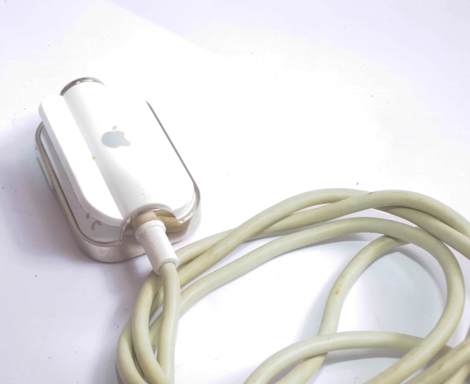 Genuine Apple Wired Remote Contol for iPod Classic and Nano A1018 - Image 3 of 4