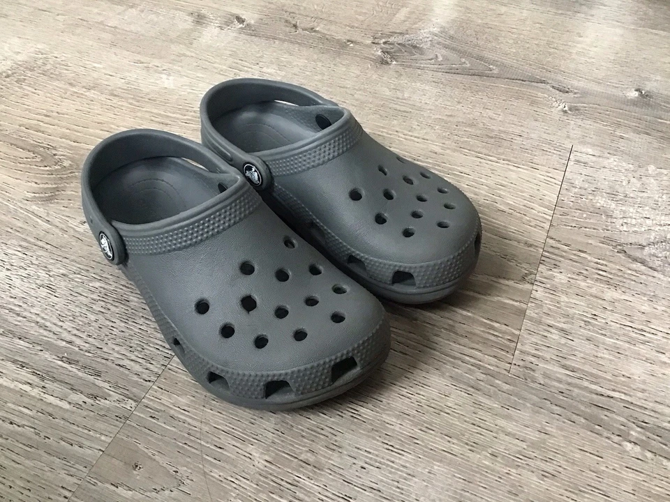 Crocs Clássico Infantil Tamanho C13 Cinza Slide On Mules Tamancos Meninos Slip On Jovens Meninas - Imagem 2 de 4