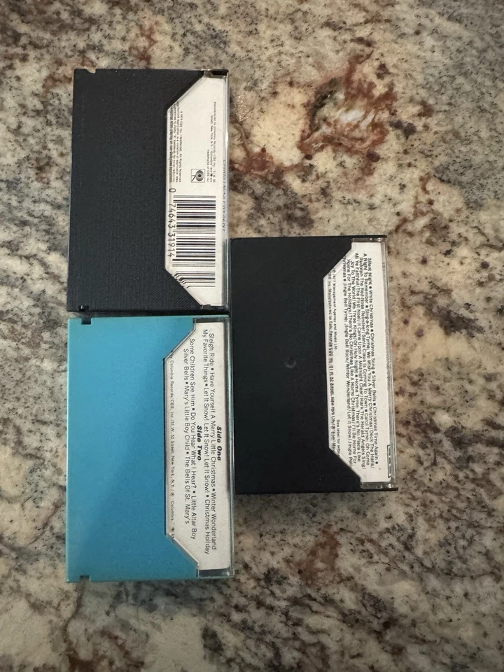 Lot of 4 Holiday Christmas Music CassetteTapes Smokey Robinson Raffi Hallmark Foto 2 de 3