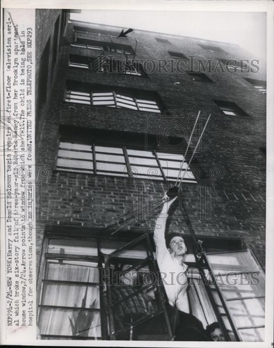 1952 Press Photo New York Solomon bros repair TV aerial broke girl's fall NYC