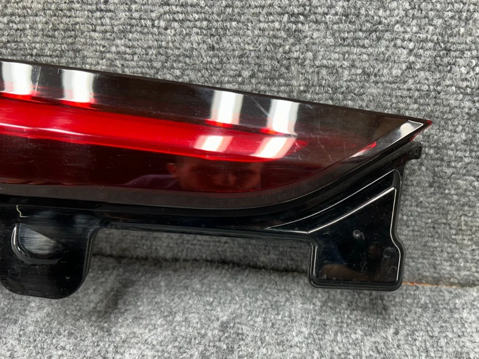 MAZDA CX-90 PREMIUM 24-25 OEM LUZ TRASERA IZQUIERDA LADO CONDUCTOR INTERIOR LED 35K Foto 2 de 4