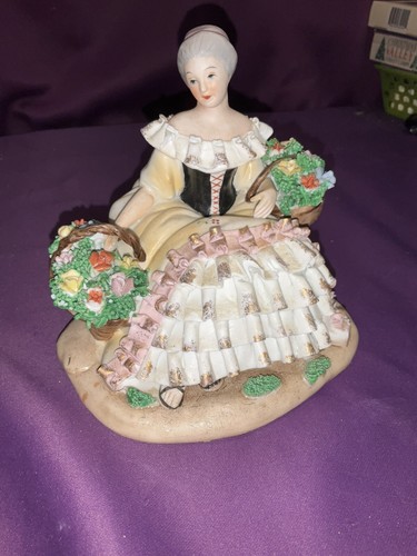 Antike Capodimonte viktorianische Dame Spitzenfigur mit Blumenkörben sitzend - Bild 1 von 13