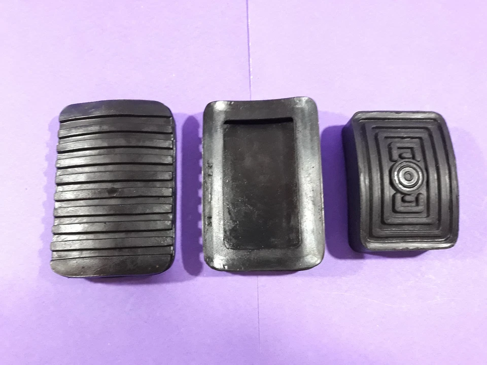 EARLY TOYOTA LAND CRUISER FJ40 FJ45 BJ40 CLUTCH BRAKE ACCELERATOR PEDAL PAD SET Foto 2 de 3