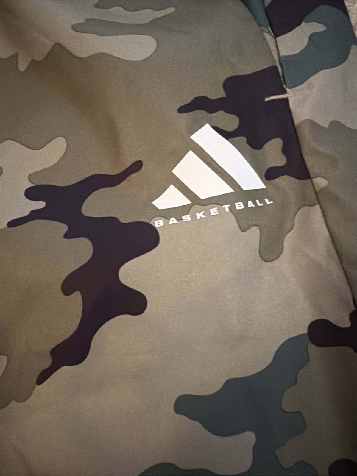 NWT ADIDAS Men's Size 2XL Loose Fit 7” Inseam Basketball Shorts Camo thumbnail 3