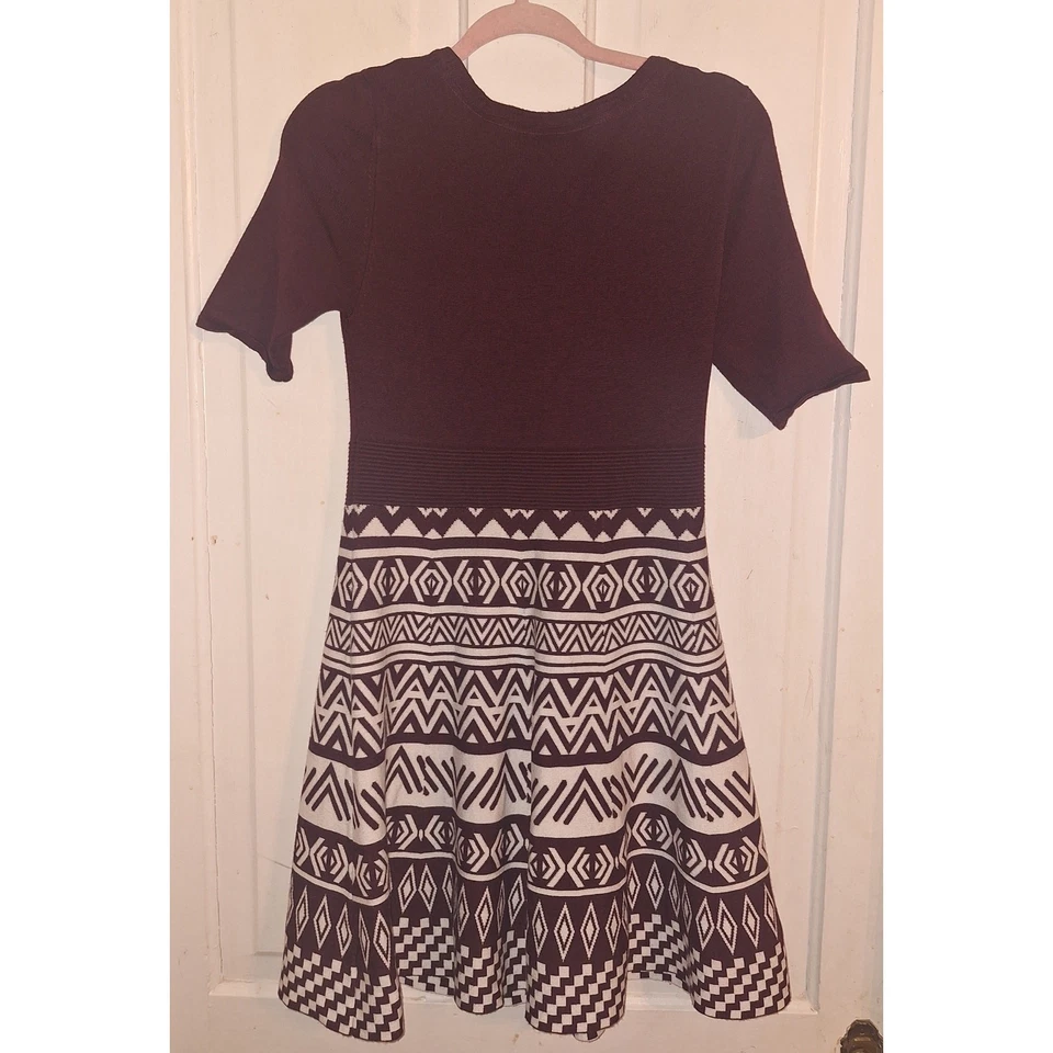 Vestido Suéter Xhilaration Juniors Talla Grande Bordeña Diseño Geométrico Vacaciones Foto 2 de 4