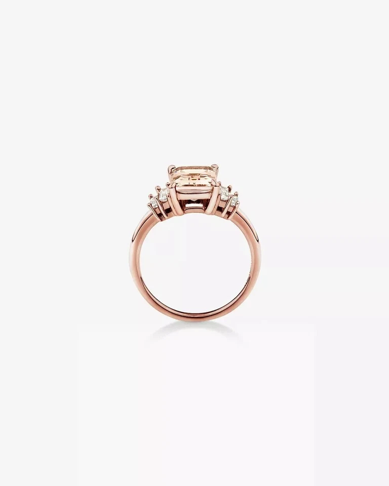 Anillo de boda de tres piedras de morganita creado en laboratorio de esmeralda de 4 quilates enchapado en oro rosa de 14 quilates Foto 2 de 4