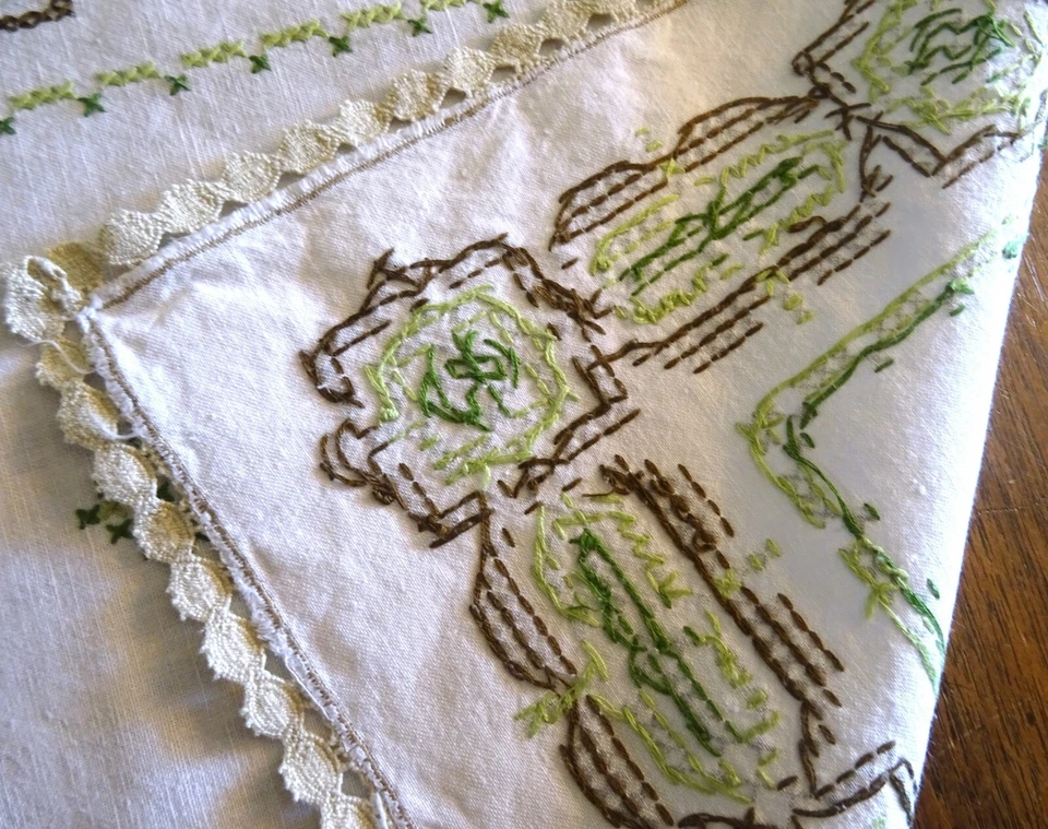 CHEMIN DE TABLE-en lin brodé à la main,entourage en dentelles - 105 cm x 40 cm - Photo 4/4
