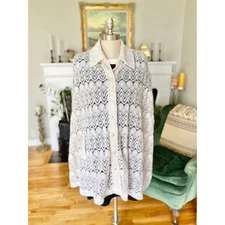 Vintage Cape. Lace Knit Cape with Collar and Buttons, Boho 1970s, Women's M L