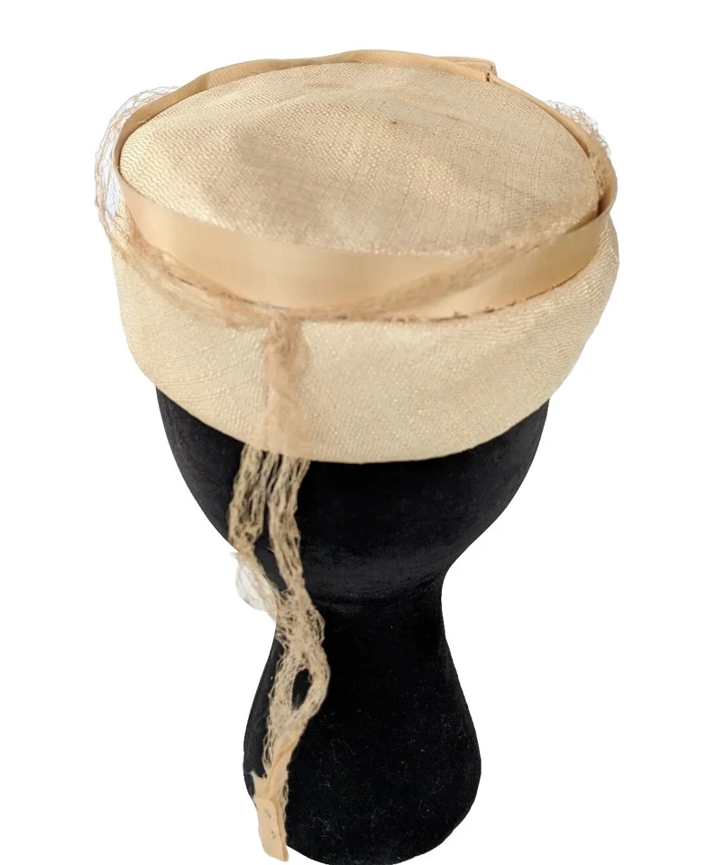 Sombrero tocado vintage para mujer red estrás acento adorno iglesia de mediados de siglo EE. UU. Foto 2 de 4