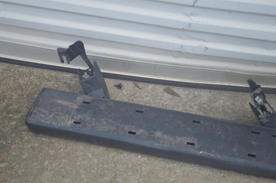 Chevy Silverado 1500 2014-2019 estribo lado izquierdo del conductor placa de escalón OEM Foto 2 de 4