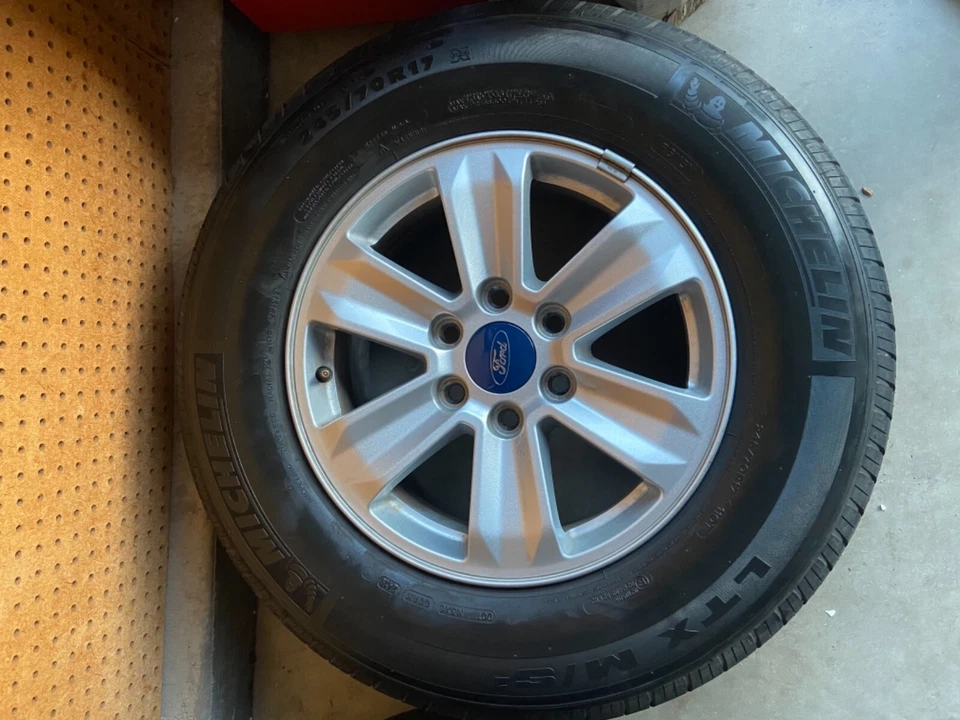 "Juego de 4 llantas de 17"" (aleación plateada) 245/70R17 (camión deportivo)" Foto 4 de 4