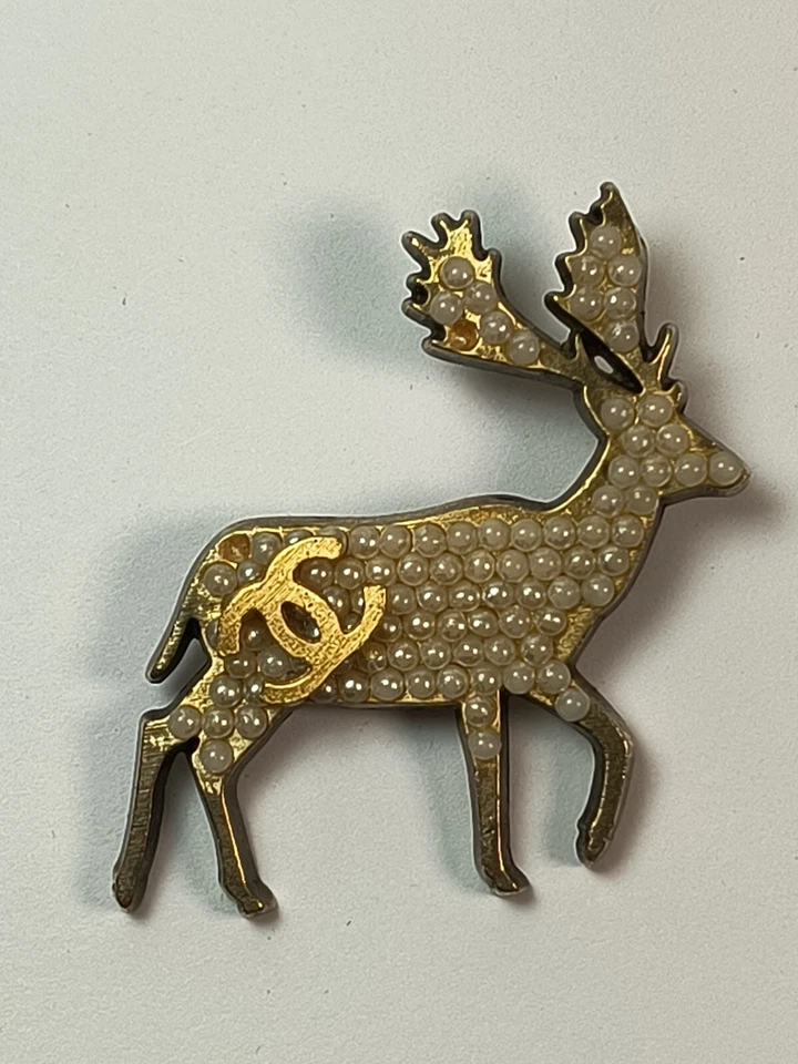 Broche CHANEL CIERVO PIN RENO ORO Y PERLA 1,5"...HECHO EN Francia belleza y raro Foto 2 de 4