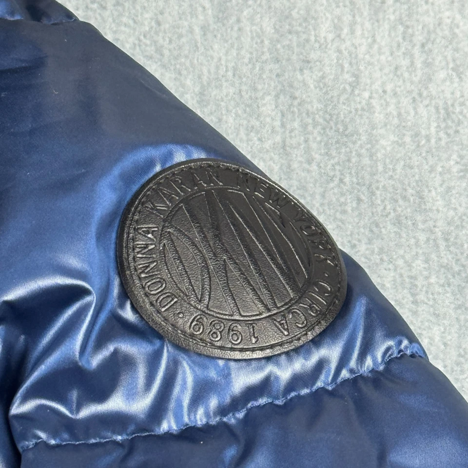 Chaqueta DKNY para mujer XS azul alto brillo imitación piel ribete capucha abrigo acolchado invierno Foto 3 de 4