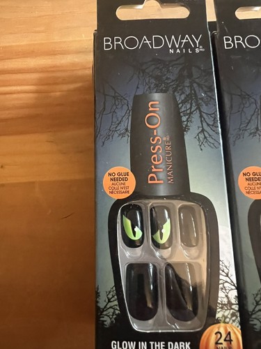 Broadway NAILS PRESS ON Medium - Black Halloween Gossip Ghoul Eyes Glow in Dark - 第 1/3 張圖片