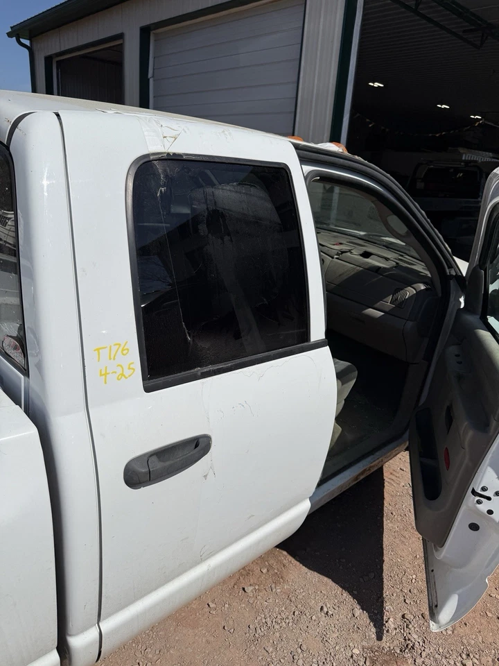03-09 MONTAJE PUERTA TRASERA DERECHA DODGE RAM 2500 CABINA CUÁDRUPLE BLANCA Foto 3 de 4