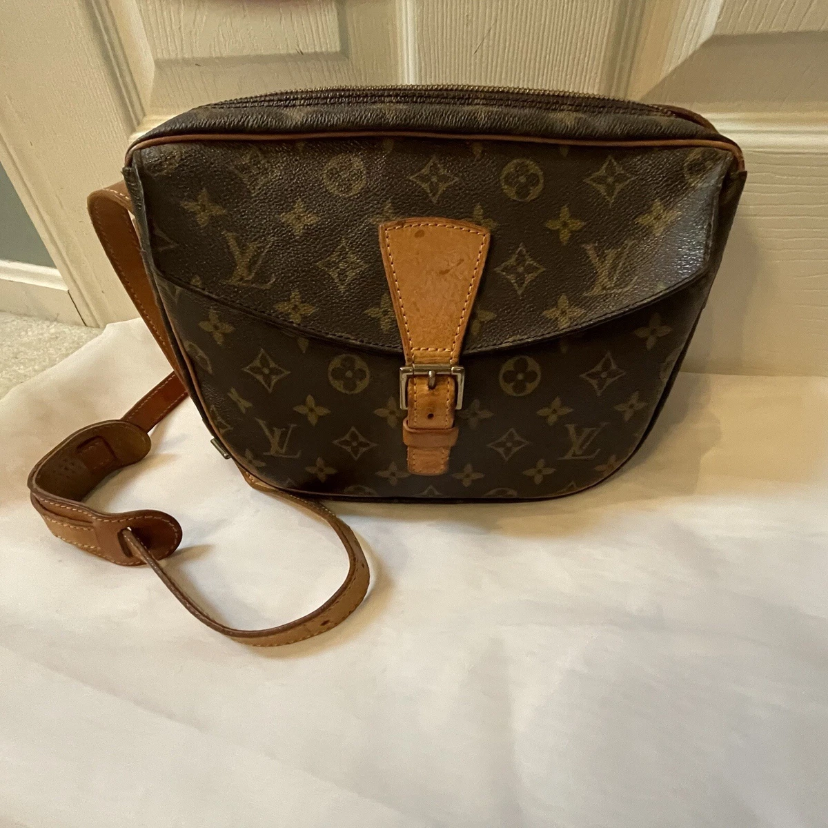 LOUIS VUITTON LADIES VINTAGE BAG WITH SHOULDER STRAP.