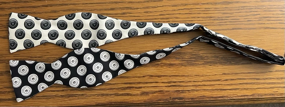 Pajarita de 2 caras Vineyard Vines con diseño de tapa Le Creuset (colecciones personalizadas) Foto 3 de 4