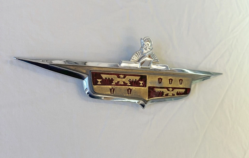 1946-48 DeSoto maletero emblema medallón S-11 S11 lujo suburbano convertible 1947 Foto 2 de 4